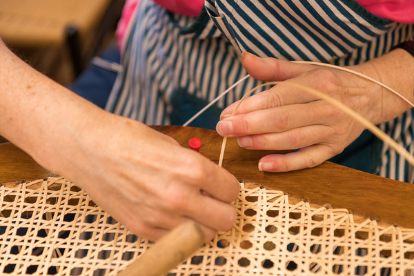 Perfekte Handwerkskunst: Stuhlgeflecht einziehen  Stiftung St. Franziskus