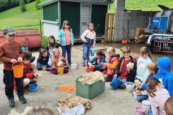 Die Schulkinder auf dem Bauernhof  Ulrike Eggers
